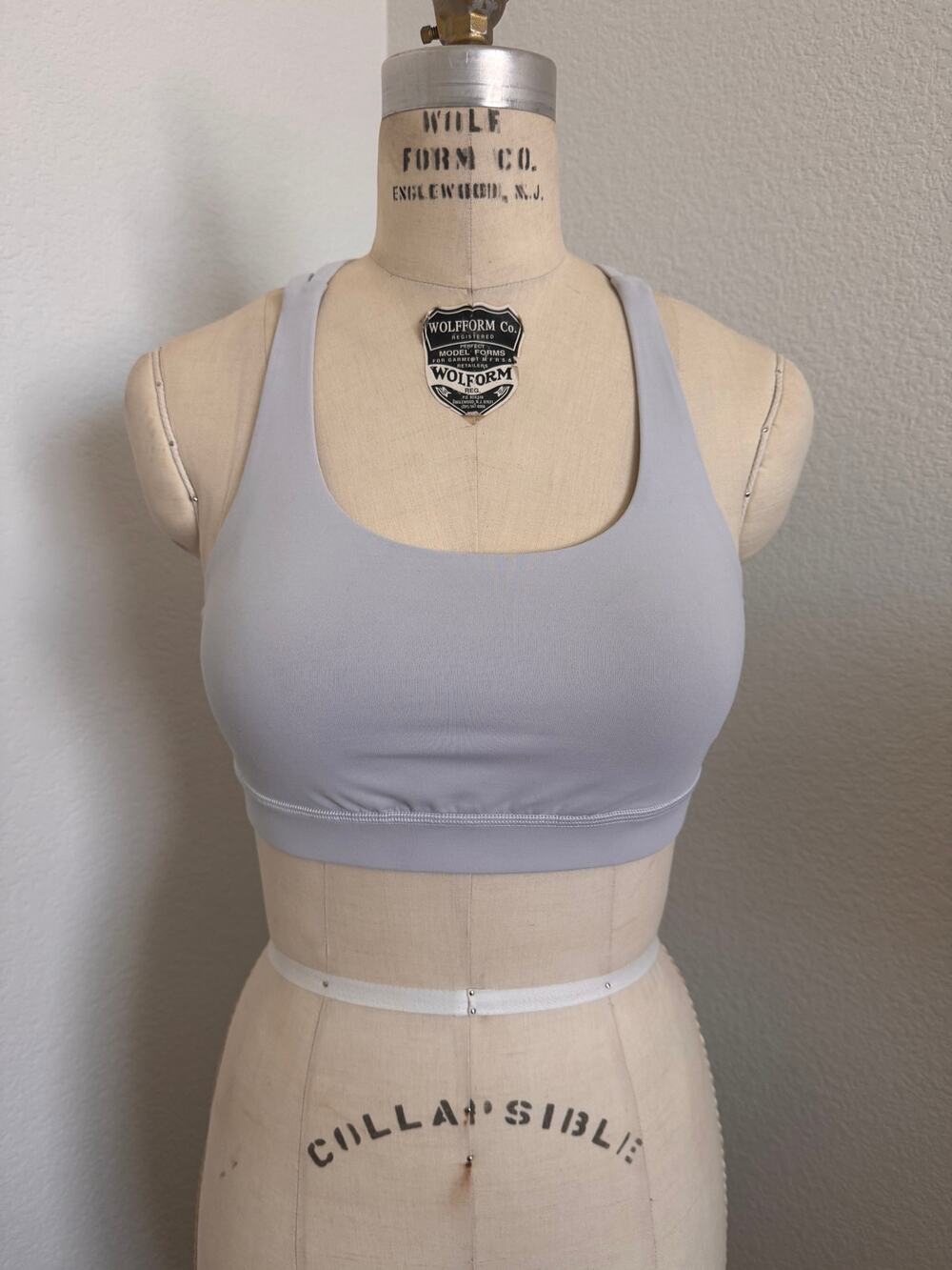 Lululemon Energy Bra Light Grey Strappy Crossback Size 6 Medium Support - Picture 1 of 9